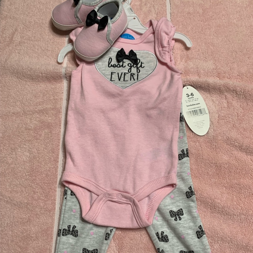 New 3pc baby girl set. Comes with shoes. Size 3-6 months